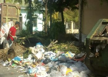 Petugas DLH Berjibaku Dengan Sampah Tiap Pagi Di Jalan Kartini, Ini saran Kadis DLH
