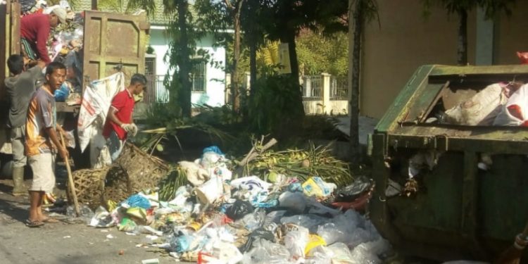 Petugas DLH Berjibaku Dengan Sampah Tiap Pagi Di Jalan Kartini, Ini saran Kadis DLH