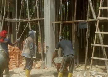 Pekerja Proyek Bangunan Aula PKM Langsa Timur Tanpa Gunakan Alat P3K