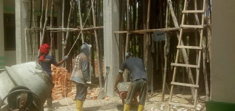 Pekerja Proyek Bangunan Aula PKM Langsa Timur Tanpa Gunakan Alat P3K