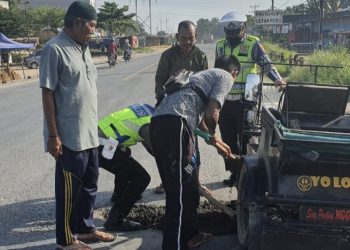 Agar Aman dan Lancar, Satlantas Polres Rohil Bersama Warga Timbun Jalan Berlobang