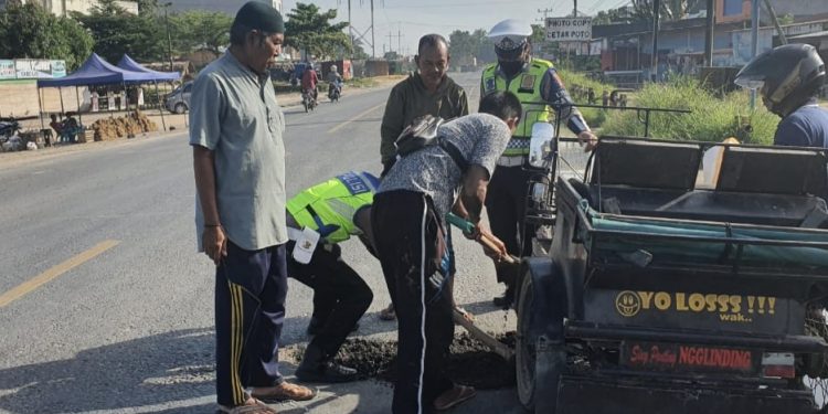 Agar Aman dan Lancar, Satlantas Polres Rohil Bersama Warga Timbun Jalan Berlobang