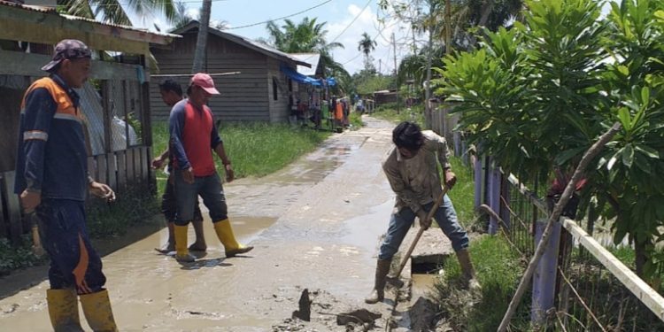 Cegah Banjir, DLH Rohil Kerahkan Tenaga Kebersihan
