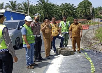 Agar Aman, Kanit Lantas Polsek Bagan Sinembah Pasang Rambu-Rambu Keselamatan