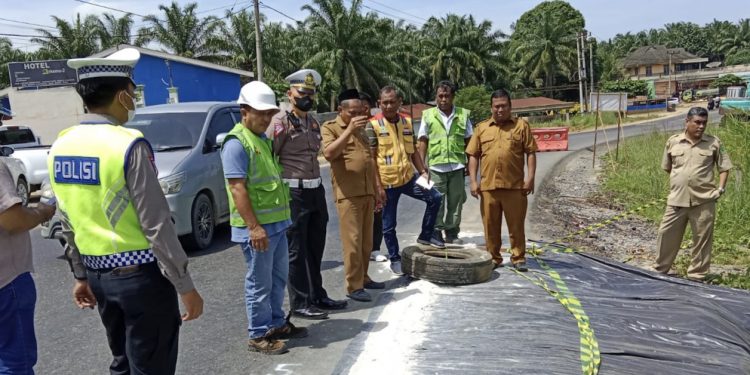 Agar Aman, Kanit Lantas Polsek Bagan Sinembah Pasang Rambu-Rambu Keselamatan