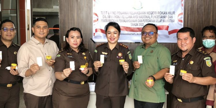Komitmen Bersih Dari Narkoba, Seluruh Pegawai Kejari Rohil Lakukan Tes Urine