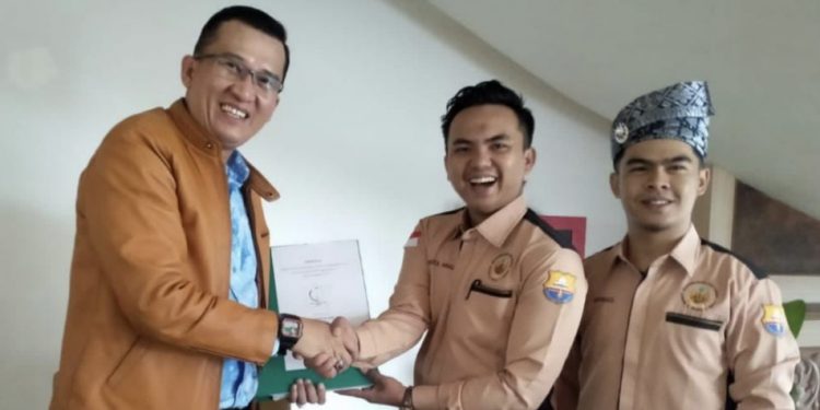 IMK Riau Serahkan Berkas ke Gubri Melalui Staf Ahli Bidang Ekonomi