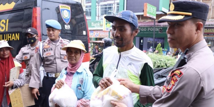 HUT Humas Ke 71, Polres Langsa Bagikan 100 Paket Sembako ke Warga Terdampak BBM