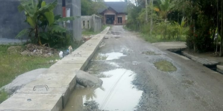 Peningkatan Jalan Bhakti ABRI Gampong Alue Beurawe Ditiga Titik Pengerjaannya Lambat