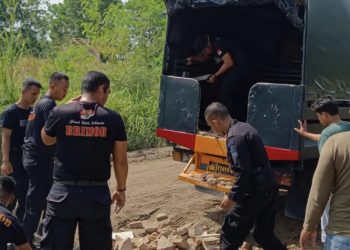 Personil Batalyon B Pelopor Sat Brimob Polda Riau Perbaiki Jalan