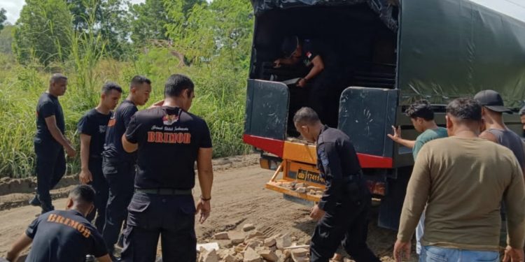 Personil Batalyon B Pelopor Sat Brimob Polda Riau Perbaiki Jalan