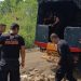 Personil Batalyon B Pelopor Sat Brimob Polda Riau Perbaiki Jalan