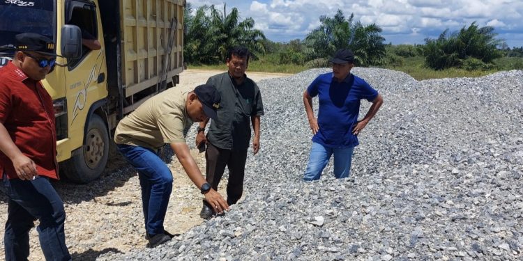PUTR Rohil dan Tim Pendamping Kejari Tinjau Kegiatan Jalan Sekeladi