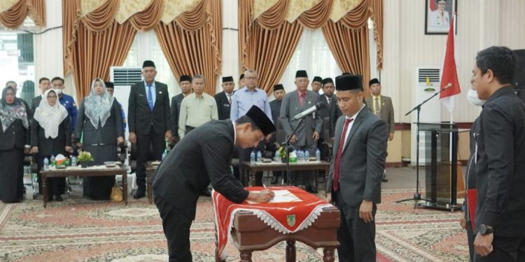 Wakil Bupati Rohil Hadiri Pelantikan Panwascam se Kabupaten