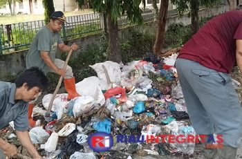 Kadis Dan Kabid DLH Kota Langsa Angkat Sampah Walau Hari Libur