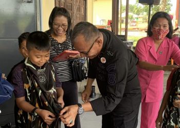 Batalyon B Pelopor SatBrimob Polda Riau Gelar Bakti Sosial Sunat Massal