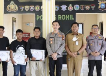 Kapolres Serahkan Hadiah Lomba Video Kreatif HUT Rohil