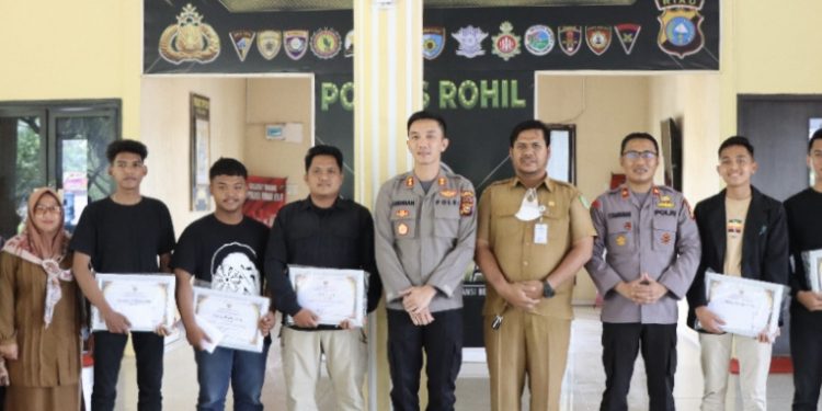 Kapolres Serahkan Hadiah Lomba Video Kreatif HUT Rohil