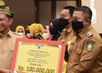 Camat Mandau Terima Penghargaan Terbaik EKK Tingkat Provinsi Riau