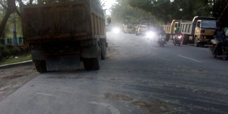 Tanah Timbunan SMA 2 Langsa Mengotori Jalan Nasional, Bisa Menyebabkan Kecelakaan