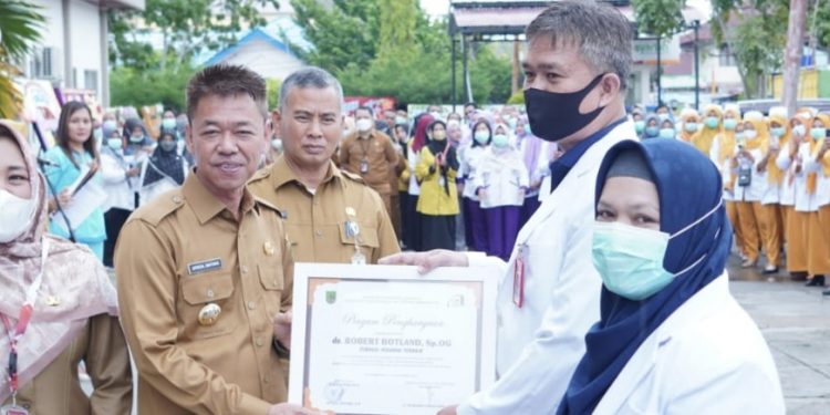 HKN ke-58 Tahun, Bupati Rohil Ajak Seluruh Insan Kesehatan Tinggkatkan Pelayanan