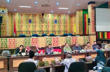 Anggota Komisi III DPRD Pekanbaru RDP dengan Ratusan Guru Honorer, Dipimpin Sidang Yasser Hamidy