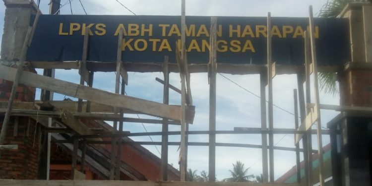Proyek Rehabilitasi Pagar LPKS ABH Taman Harapan Sudah Mati Kontrak, Namun Pekerjaan Belum Selesai
