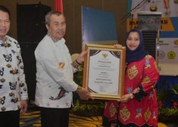 Pencapaian Jaminan Kesehatan Semesta, Bupati Bengkalis Terima Penghargaan