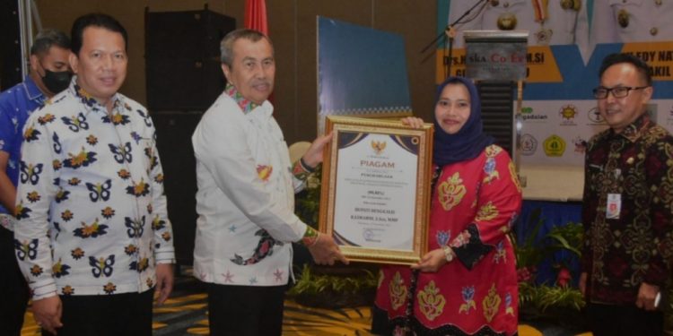 Pencapaian Jaminan Kesehatan Semesta, Bupati Bengkalis Terima Penghargaan