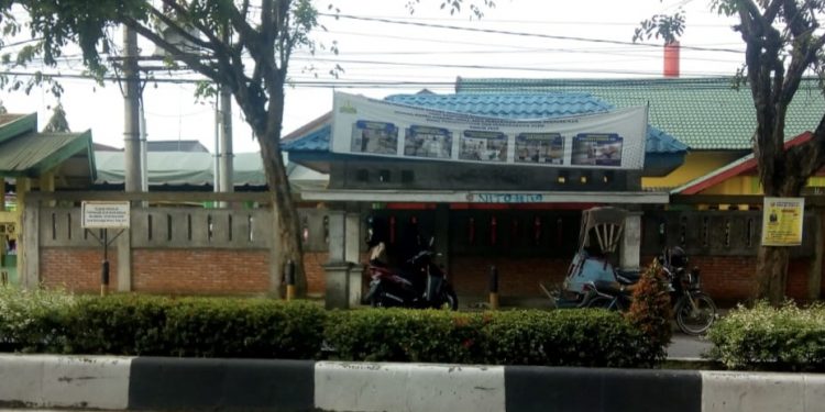 Bangku Halte Bis Depan MIN 2 Langsa Diduga Sengaja Dibongkar