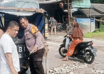 Bhabinkamtibmas Polsek Tualang BRIPKA Jumi P. Sihombing Ikut Goro Nimbun Jalan