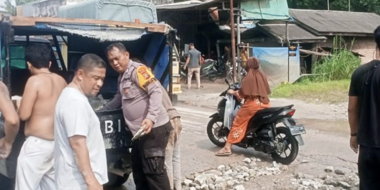 Bhabinkamtibmas Polsek Tualang BRIPKA Jumi P. Sihombing Ikut Goro Nimbun Jalan