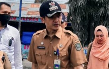Camat Tualang Gunakan Sepeda Motor Untuk Sampai Lokasi Titik Akses Jalan Rusak