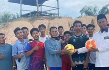 Pemuda Dusun Lukut Indah Dapat Bantuan Bola Dari Ketua PK Golkar Tualang