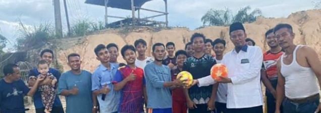 Pemuda Dusun Lukut Indah Dapat Bantuan Bola Dari Ketua PK Golkar Tualang