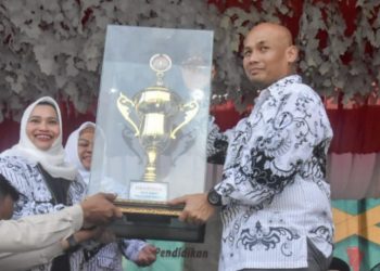 HGN dan Jambore PGRI Riau, Bupati Kasmarni Sumbang Piala Bergilir