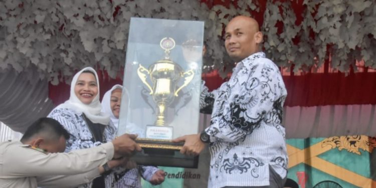 HGN dan Jambore PGRI Riau, Bupati Kasmarni Sumbang Piala Bergilir