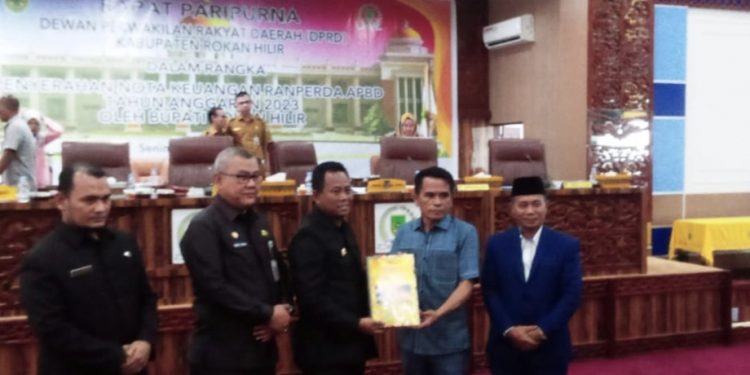 Rapat Paripurna DPRD Rohil, Penyerahan Nota Keuangan Ranperda APBD 2023