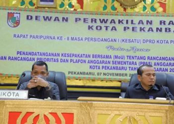 Ketua DPRD Pekanbaru, Muhammad Sabarudi ST dan Walikota, Muflihun menandatangani MoU KUA-PPAS R-APBD 2023, Senin (7/11/2022).