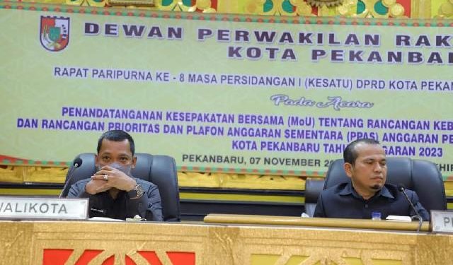 Ketua DPRD Pekanbaru, Muhammad Sabarudi ST dan Walikota, Muflihun menandatangani MoU KUA-PPAS R-APBD 2023, Senin (7/11/2022).