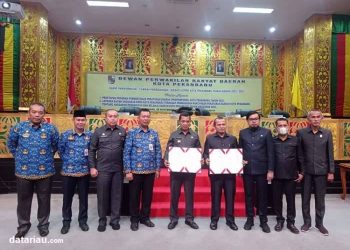 Ketua DPRD Kota Pekanbaru Muhammad Sabarudi ST bersama para Wakil Ketua DPRD Kota Pekanbaru dan Pj Walikota Pekanbaru serta Plt Sekdako dan pejabat Pemko foto bersama usai pengesahan APBD Kota Pekanbaru 2023.