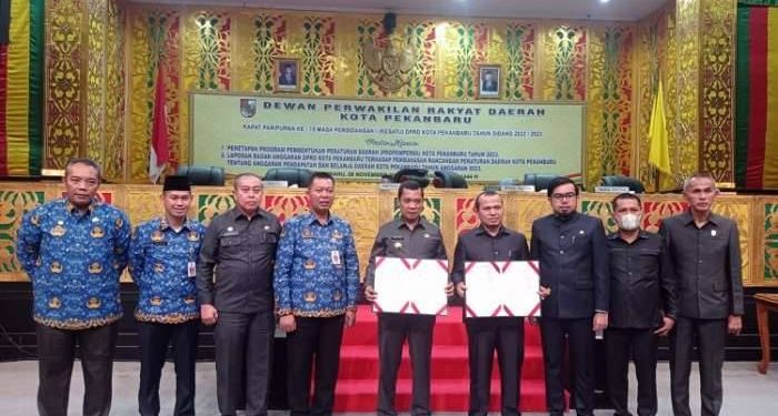 Ketua DPRD Kota Pekanbaru Muhammad Sabarudi ST bersama para Wakil Ketua DPRD Kota Pekanbaru dan Pj Walikota Pekanbaru serta Plt Sekdako dan pejabat Pemko foto bersama usai pengesahan APBD Kota Pekanbaru 2023.