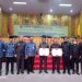 Ketua DPRD Kota Pekanbaru Muhammad Sabarudi ST bersama para Wakil Ketua DPRD Kota Pekanbaru dan Pj Walikota Pekanbaru serta Plt Sekdako dan pejabat Pemko foto bersama usai pengesahan APBD Kota Pekanbaru 2023.