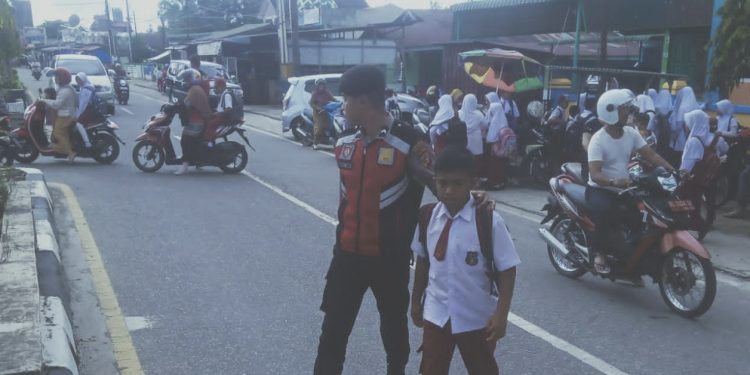 Tertangkap Kamera Sejumlah Polisi Pandu Anak Sekolah Seberangi Jalan