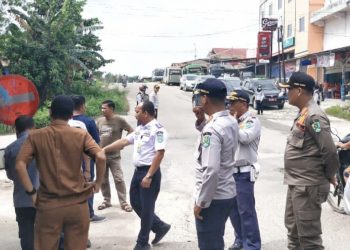 Akibat Truck Lalu Lalang Dalam Kota Perawang, Kadishub Siak Tinjau Titik Pemasangan Portal