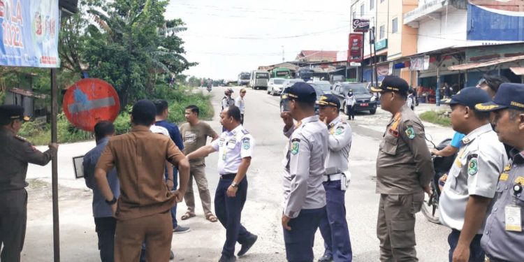 Akibat Truck Lalu Lalang Dalam Kota Perawang, Kadishub Siak Tinjau Titik Pemasangan Portal