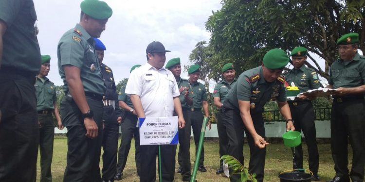 Denrem 012/Teuku Umar Tanam Pohon Durian dan Tabur Benih Ikan