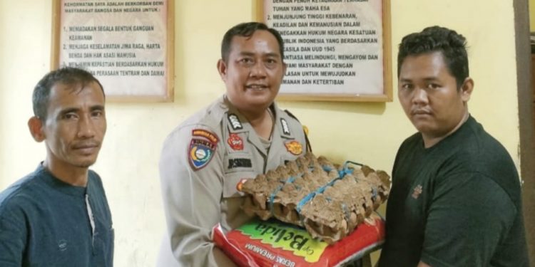 Kapolsek Tualang Apresiasi, Bripka Jumi P. Serahkan Bansos ke Yatim Piatu