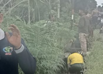 Sambut HUT TNI ke 77, TNI, POLRI dan Warga Stelerisasi Saluran Air Kawasan Banjir