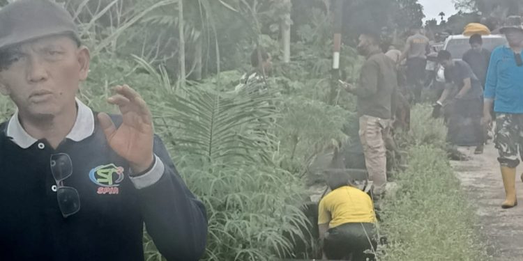 Sambut HUT TNI ke 77, TNI, POLRI dan  Warga Stelerisasi Saluran Air Kawasan Banjir